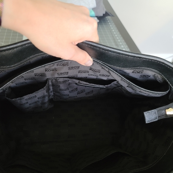 Michael kors black zip top tote fits 13" laptop gold hardware smooth leather - Picture 7 of 16